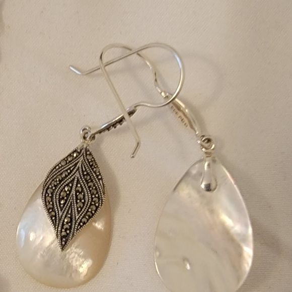 Mother of Pearl pear shaped 25x16mm with Marcasite sterling silver earrings - Picture 4 of 4